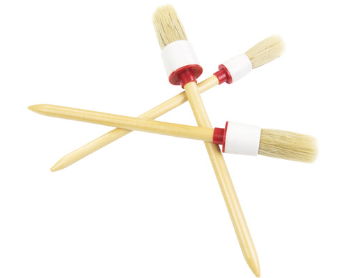 Tři kulaté štětce s dřevěnou rukojetí a přírodními štětinami zkřížené