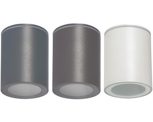 Tři válcová stropní svítidla v různých barvách.