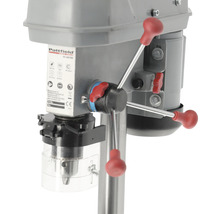 Detailní záběr sloupové vrtačky s upínacími pákami