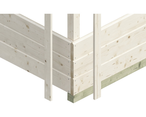 Detail dřevěné stěnové konstrukce s rohovými spoji a dřevěnými podpěrami.