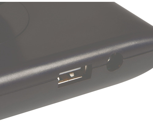 Detail USB portu a kulatého konektoru na elektronickém zařízení