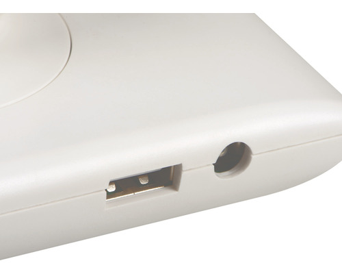 Detail bílého povrchu s USB a audio portem