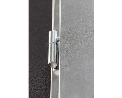 Detailní pohled na závěs na kusu nábytku