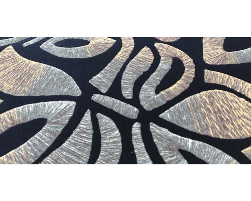 Detail černé textilie se stříbrným vzorem