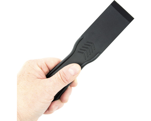 Ruka drží plastovou špachtli