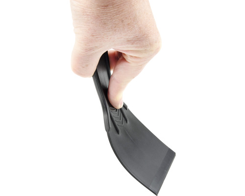 Ruka drží černou plastovou škrabku