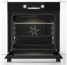 Vestavná trouba s otevřenými dvířky, vnitřek s plechem na pečení a roštem