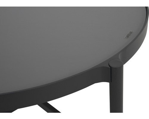 Detail kulatého zahradního stolu se skleněnou deskou