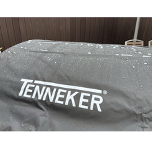 Logo Tenneker na krytu grilu s kapkami vody
