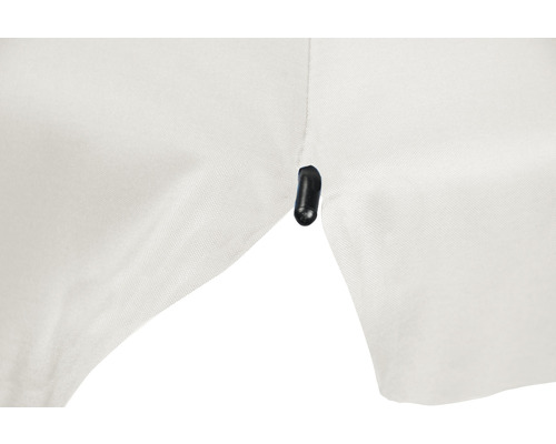 Detail bílé látky s černým upevňovacím klipem