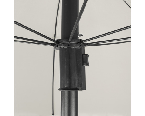 Detailní záběr slunečníku s černým rámem