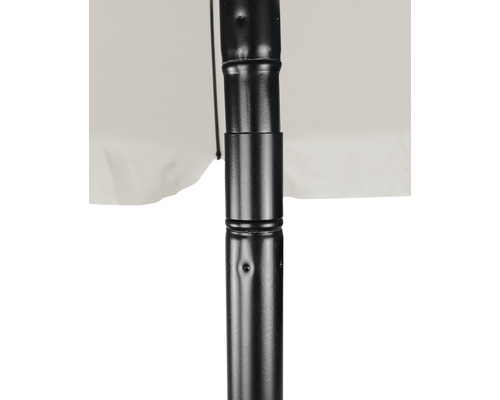 Detailní pohled na stojan slunečníku se slunečníkem