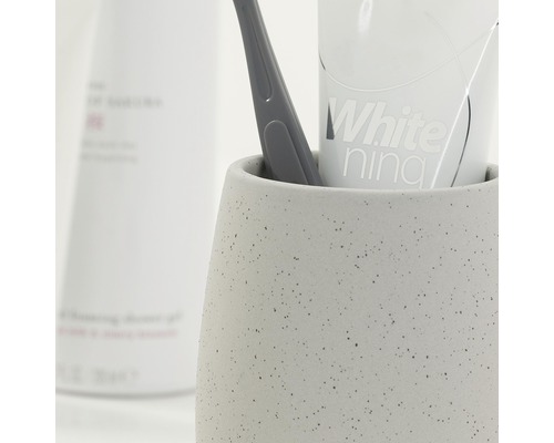 Kelímek na zubní kartáček se zubním kartáčkem a pastou