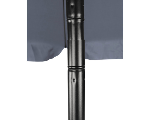 Detailní pohled na kovový stojan slunečníku