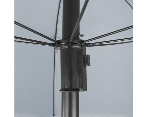 Detailní pohled na slunečník s černým stožárem a žebry