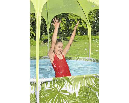 Dívka v bazénu se slunečníkem a palmovým vzorem