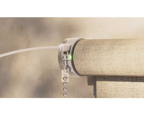 Detailní pohled na roletu s ovládací šňůrou a nabíjecím kabelem