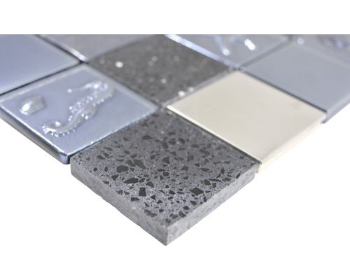 Mozaiková dlaždice s různými vzory a materiály