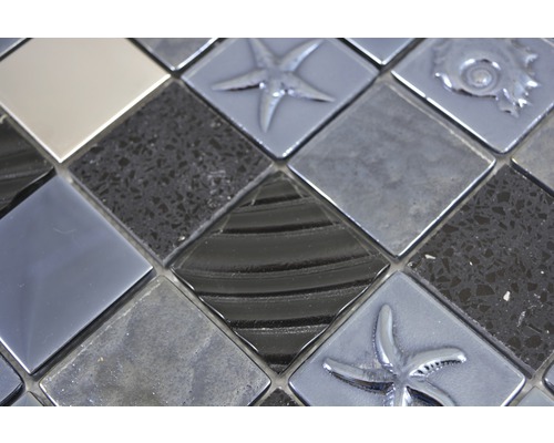 Mozaikové dlaždice s různými vzory a texturami