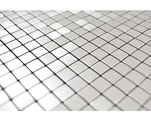 Detailní záběr na mozaikové dlaždice z kovu