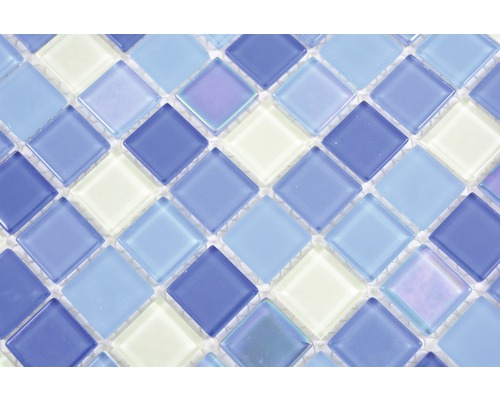 Skleněné mozaikové dlaždice čtvercového tvaru.