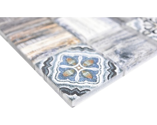 Detailní pohled na čtvercovou mozaikovou dlaždici se vzorem