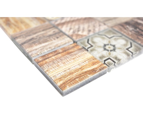 Detailní záběr na mozaikové dlaždice s designem dřeva a vzoru