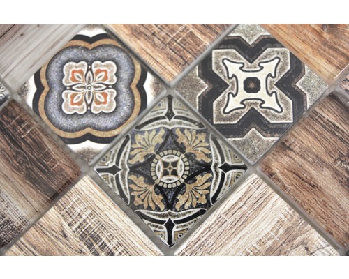 Detailní záběr na mozaikové dlaždice s květinovými a dřevěnými vzory.