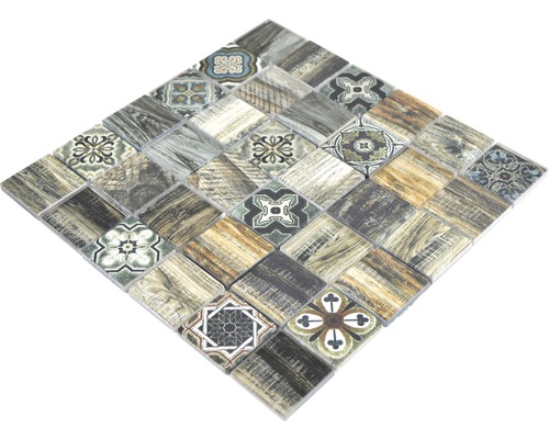 Mozaiková dlaždice s vzhledem dřeva a různými ornamenty