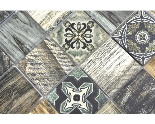 Detail mozaikových dlaždic s dřevěnými a květinovými vzory