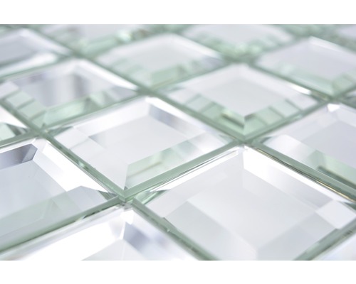 Čtvercové zrcadlové mozaikové dlaždice v detailu