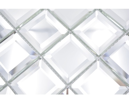 Detailní záběr skleněných mozaikových dlaždic ve tvaru kosočtverce