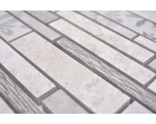 Detailní záběr mozaikové dlaždice s podlouhlými a čtvercovými prvky