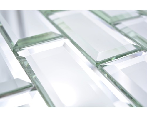 Detailní pohled na obdélníkové skleněné mozaikové dlaždice