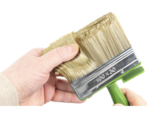 Štětku o rozměrech 100 x 30 milimetrů drží ruka.