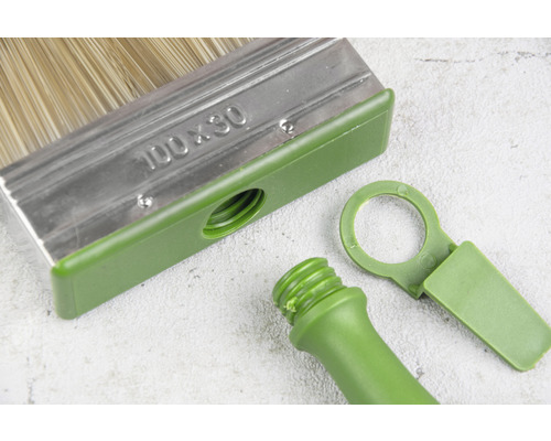 Plochý štětec s plastovou rukojetí a otvorem pro zavěšení, 100 x 30 milimetrů