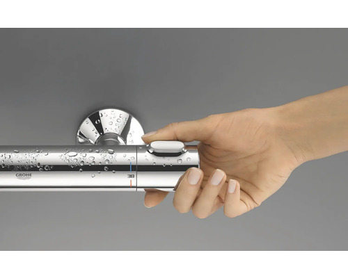 Logo Grohe na sprchové baterii s rukou