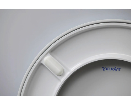 Detailní pohled na WC sedátko Duravit ze sanitární keramiky