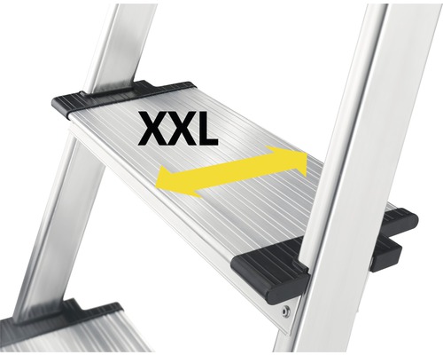 Detailní pohled na nášlapnou plochu žebříku s nápisem XXL a šipkou zdůrazňující šířku nášlapu.