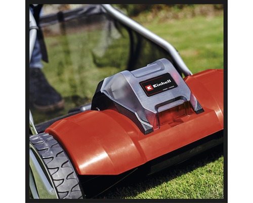Akumulátorová sekačka na trávu Einhell s logem Einhell na prostoru pro baterii