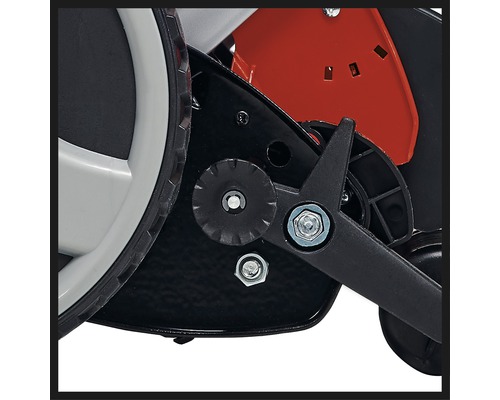 Detailní pohled na sekačku na trávu s kolem a mechanismem