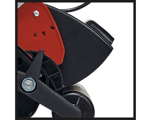 Detailní záběr sekačky na trávu