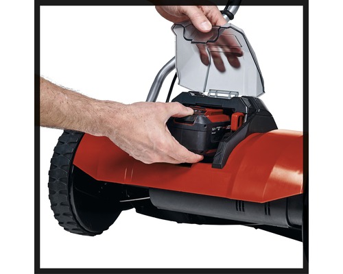 Vkládání baterie do sekačky na trávu.