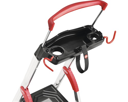 Detailní pohled na schůdky s odkládací plochou a držadlem