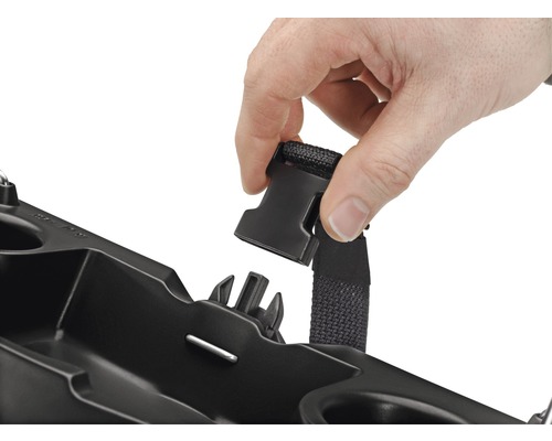 Detailní pohled na černou bednu na nářadí s uzamykacím mechanismem a rukou