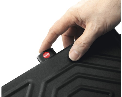 Ruka ovládá aretaci černého schůdku s logem Hailo