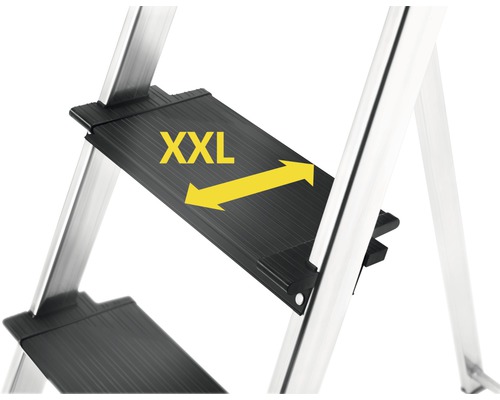 Detailní pohled na hliníkový žebřík se zvláště širokou příčkou a označením XXL.