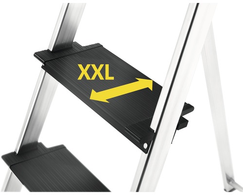 Detailní záběr schůdku žebříku s označením XXL.