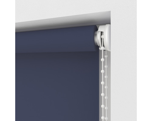 Tmavě modré okenní rolety s řetízkovým ovládáním