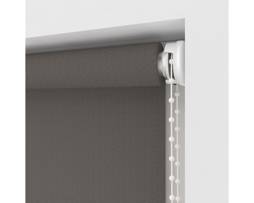 Šedá roleta s řetízkovým ovládáním pro dekoraci oken